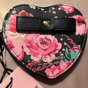 NWT: Juicy Couture wristlet